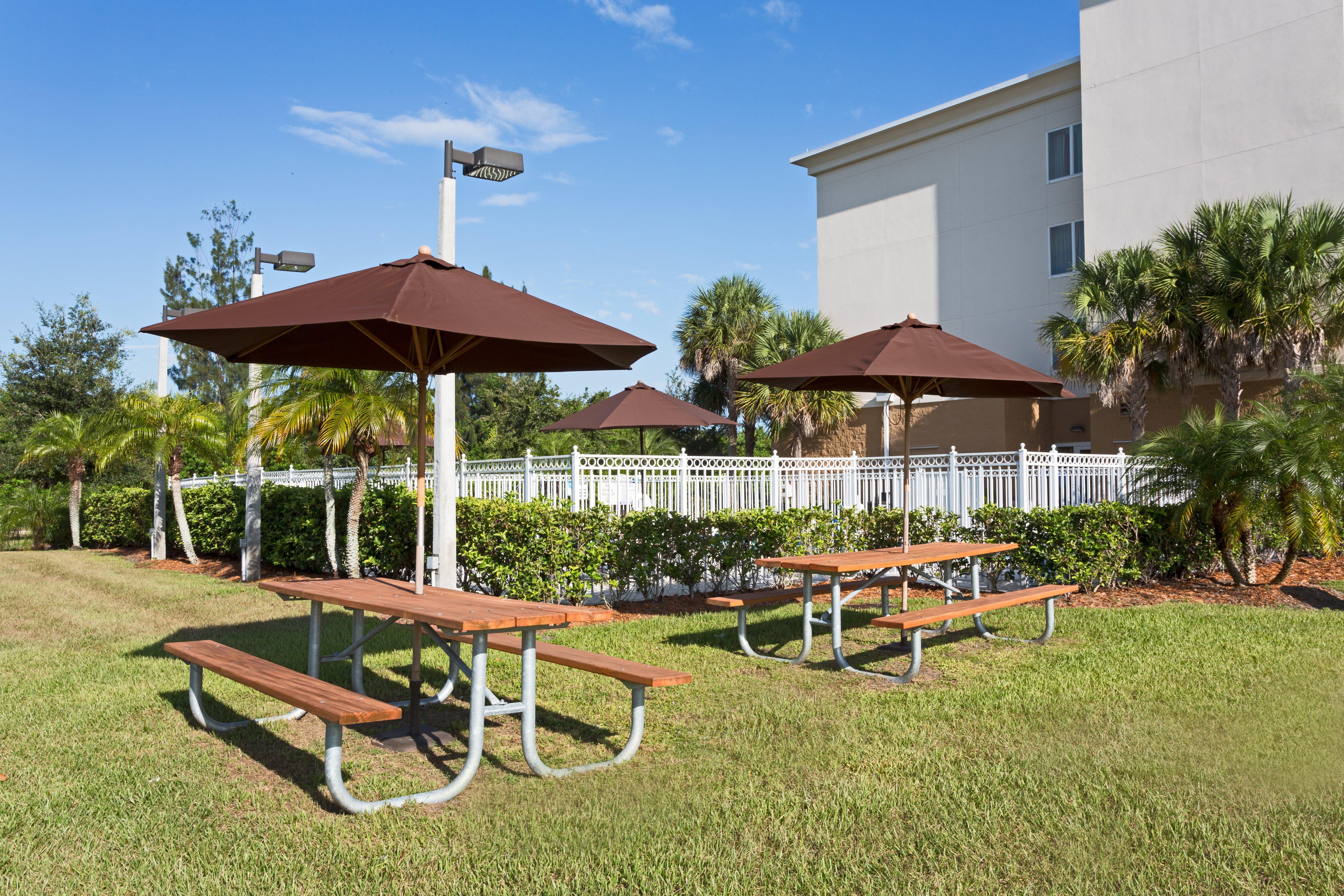Holiday Inn Express Hotel & Suites Fort Pierce West By Ihg Exterior foto